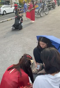 Hilarious Behind the Scenes Struggles of Gen Z Taking Tet Ao Dai Photos - image 5