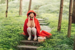 Modern Fairy Tale: A Creative Little Red Riding Hood Cosplay - image 20