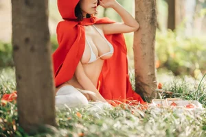 Modern Fairy Tale: A Creative Little Red Riding Hood Cosplay - image 11