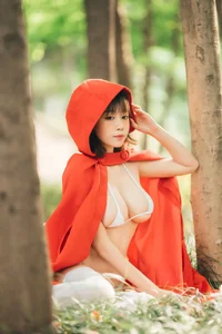 Modern Fairy Tale: A Creative Little Red Riding Hood Cosplay - image 0