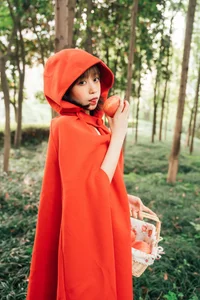 Modern Fairy Tale: A Creative Little Red Riding Hood Cosplay - image 3