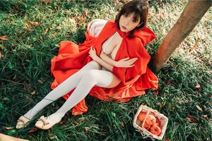 Modern Fairy Tale: A Creative Little Red Riding Hood Cosplay - image 8