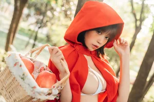 Modern Fairy Tale: A Creative Little Red Riding Hood Cosplay - image 1