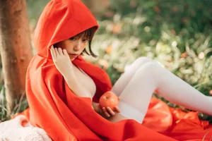 Modern Fairy Tale: A Creative Little Red Riding Hood Cosplay - image 10