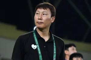 Vietnam U23 Appeals Red Card Controversy: Chinese Media Reports and Coach Kim Sang-sik’s Shocked Reaction - image 3
