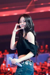 From Banned to Royalty: The Inspiring Journey of the World’s Most Beautiful Girl - image 3