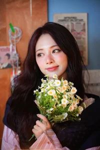 From Banned to Royalty: The Inspiring Journey of the World’s Most Beautiful Girl - image 4