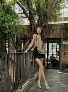 Cao Bang's 'Teacher Beauty Queen' Showcases Billion-VND Shoe Collection - image 2