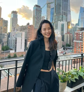 Honey Lee Fashion Guide: Youthful and Elegant Style Inspiration for Women Over 40 - image 1