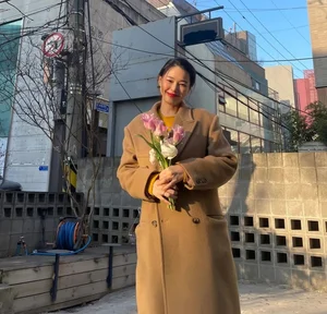 Honey Lee Fashion Guide: Youthful and Elegant Style Inspiration for Women Over 40 - image 3