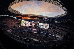 Stunning Visual Icon Steals Spotlight from Messi and Haaland in 75K Stadium - image 2