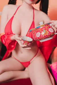 Coser MeenFox Portrays Taihou from Azur Lane in Stunning Detail - image 4
