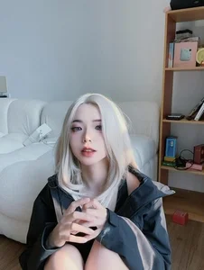 Streamer Remind Shocks Fans with Unbelievable Cosplay Transformation - image 9