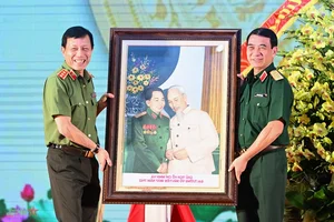Vietnam Central Military Commission and Ministry of Defense Celebrate People's Public Security Day - image 4
