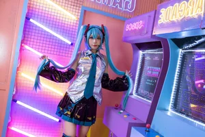 Azure Channn Hatsune Miku Bikini Cosplay Photo Gallery - image 4