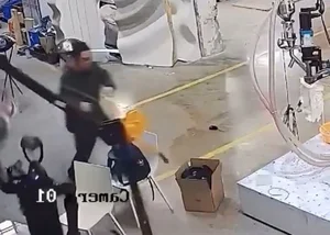 Chinese Humanoid Robot Malfunctions and Chases Engineers in Lab - image 4
