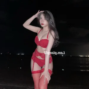 Influencer Tra Giang Showcases Elegant Beachwear Fashion and Trends - image 1
