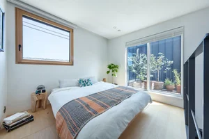 Innovative 27m2 Micro-House Design: Maximizing Sunlight and Airflow in Narrow Alleys - image 2