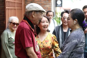 A Historic Reunion: Music Legends Khanh Ly and Tran Tien Meet Again - image 4