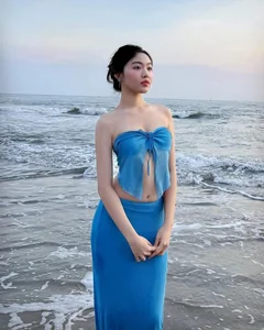 MC Quyen Linh’s Daughter Lo Lem Stuns in Form-Fitting Dress, Showcasing Her Graceful and Youthful Figure - image 4