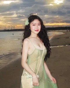 MC Quyen Linh’s Daughter Lo Lem Stuns in Form-Fitting Dress, Showcasing Her Graceful and Youthful Figure - image 0