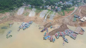 Hoa Binh Hydropower Reservoir Hits Record Low Water Levels - image 7