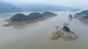 Hoa Binh Hydropower Reservoir Hits Record Low Water Levels - image 4
