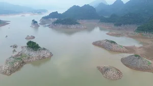 Hoa Binh Hydropower Reservoir Hits Record Low Water Levels - image 0