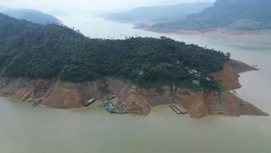 Hoa Binh Hydropower Reservoir Hits Record Low Water Levels - image 8