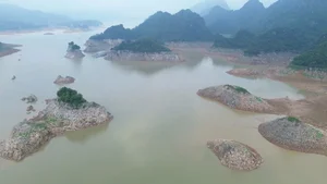 Hoa Binh Hydropower Reservoir Hits Record Low Water Levels - image 9