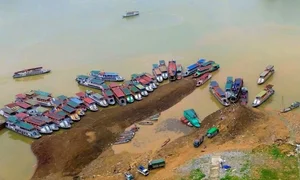 Hoa Binh Hydropower Reservoir Hits Record Low Water Levels - image 1