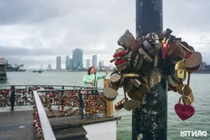 Love Lock Bridge Da Nang Romantic Destination for Couples - image 5