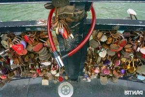 Love Lock Bridge Da Nang Romantic Destination for Couples - image 0