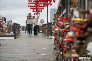 Love Lock Bridge Da Nang Romantic Destination for Couples - image 1