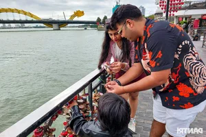 Love Lock Bridge Da Nang Romantic Destination for Couples - image 11
