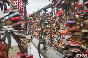 Love Lock Bridge Da Nang Romantic Destination for Couples - image 3