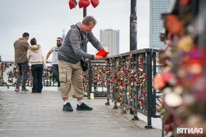 Love Lock Bridge Da Nang Romantic Destination for Couples - image 2