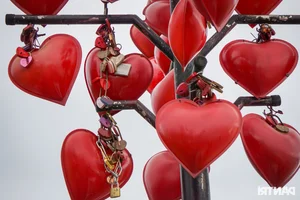 Love Lock Bridge Da Nang Romantic Destination for Couples - image 7