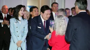 South Korean First Lady's Business Trip Outfits: Elegant and Youthful Fashion Inspiration - image 0