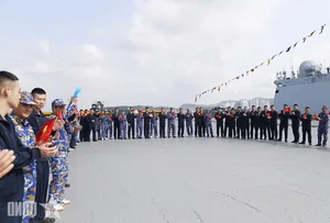 Strengthening Ties: Vietnam and China Naval Forces Engage in Friendly Exchange - image 3