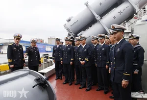Strengthening Ties: Vietnam and China Naval Forces Engage in Friendly Exchange - image 2