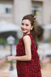 Ho Ngoc Ha and Daughter Show Off Stylish Looks and Long Legs - image 4
