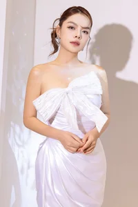 Ho Ngoc Ha and Daughter Show Off Stylish Looks and Long Legs - image 7