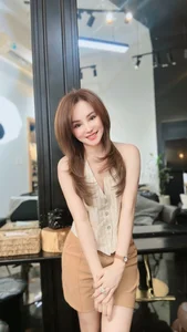 Ho Ngoc Ha and Daughter Show Off Stylish Looks and Long Legs - image 6