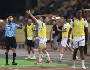Hanoi FC Keeps Title Hopes Alive with Victory Over CAHN in V-League - image 9