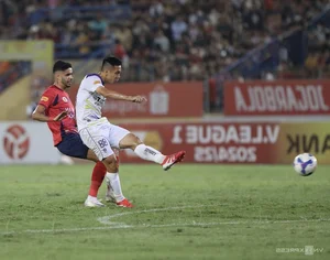 Hanoi FC Keeps Title Hopes Alive with Victory Over CAHN in V-League - image 0