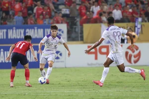 Hanoi FC Keeps Title Hopes Alive with Victory Over CAHN in V-League - image 5