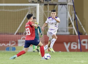 Hanoi FC Keeps Title Hopes Alive with Victory Over CAHN in V-League - image 8