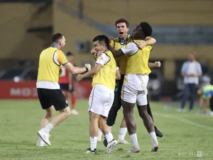 Hanoi FC Keeps Title Hopes Alive with Victory Over CAHN in V-League - image 4