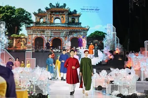 Ho Chi Minh City Celebrates 10th Ao Dai Festival with Stunning Runway on Nguyen Hue Street - image 4